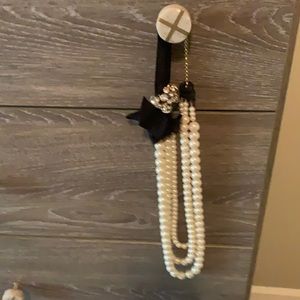 Worn once, beautiful pearl necklace